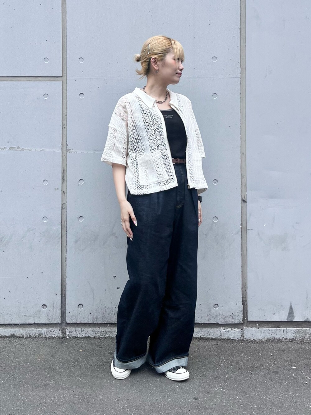 ホワイト系のその他アウター、ブラック系のタンクトップ、ブルー系のデニムパンツを着用したレディースの春コーディネートの2枚目の写真
