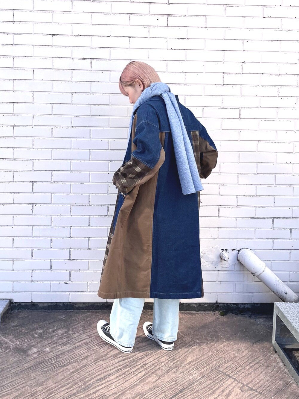 ブルー系のデニムパンツ、ブルー系のその他アウター、ブルー系のマフラーを着用したレディースの冬コーディネートの2枚目の写真