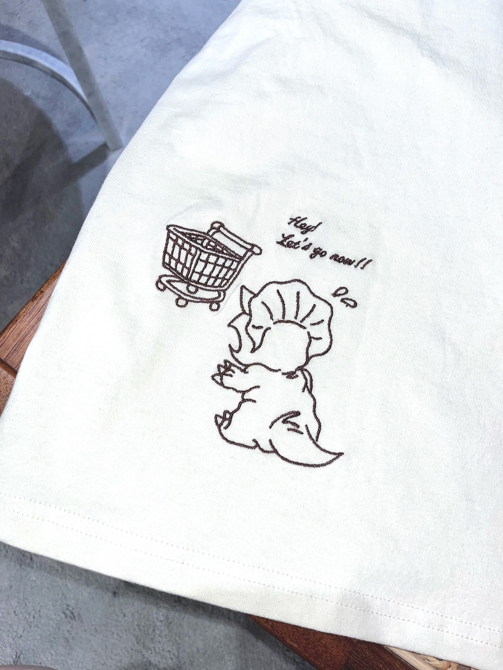 レッド系のTシャツ/カットソー、グレー系のその他アウター、ブルー系のデニムパンツを着用したレディースの冬コーディネートの4枚目の写真