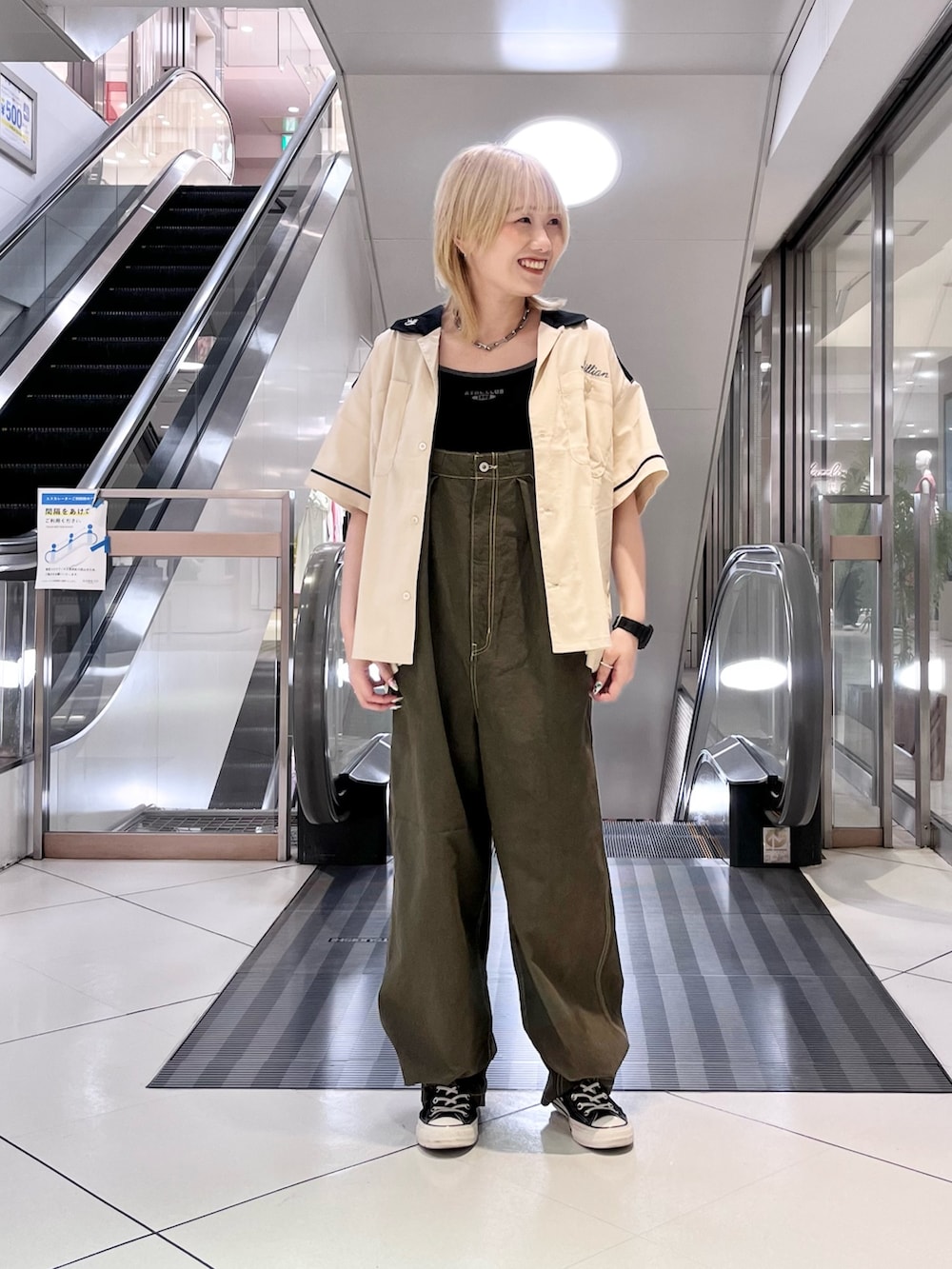 ベージュ系のシャツ/ブラウス、ブラック系のタンクトップ、グリーン系のサロペット/オーバーオールを着用したレディースの春コーディネートの2枚目の写真