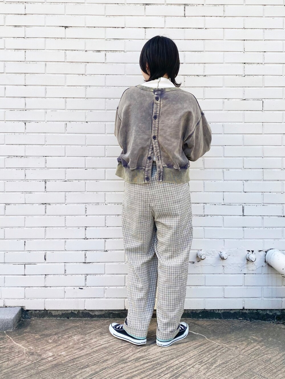 ベージュ系のその他パンツ、ブラック系のスウェット、ホワイト系のTシャツ/カットソーを着用したレディースの春コーディネートの3枚目の写真