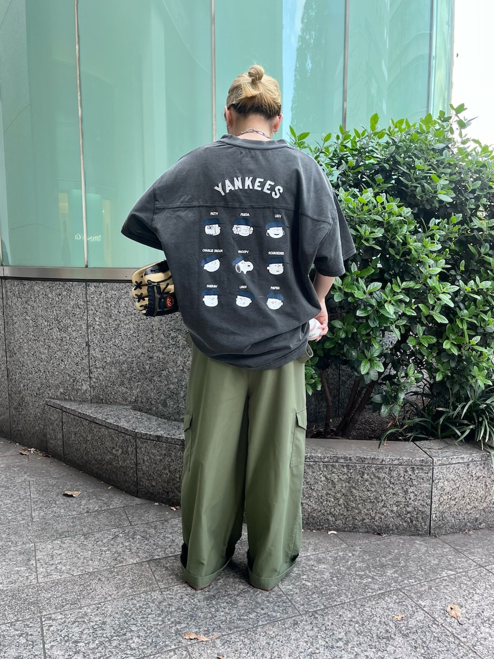 ブラック系のTシャツ/カットソー、グリーン系のその他パンツを着用したレディースの春コーディネートの2枚目の写真