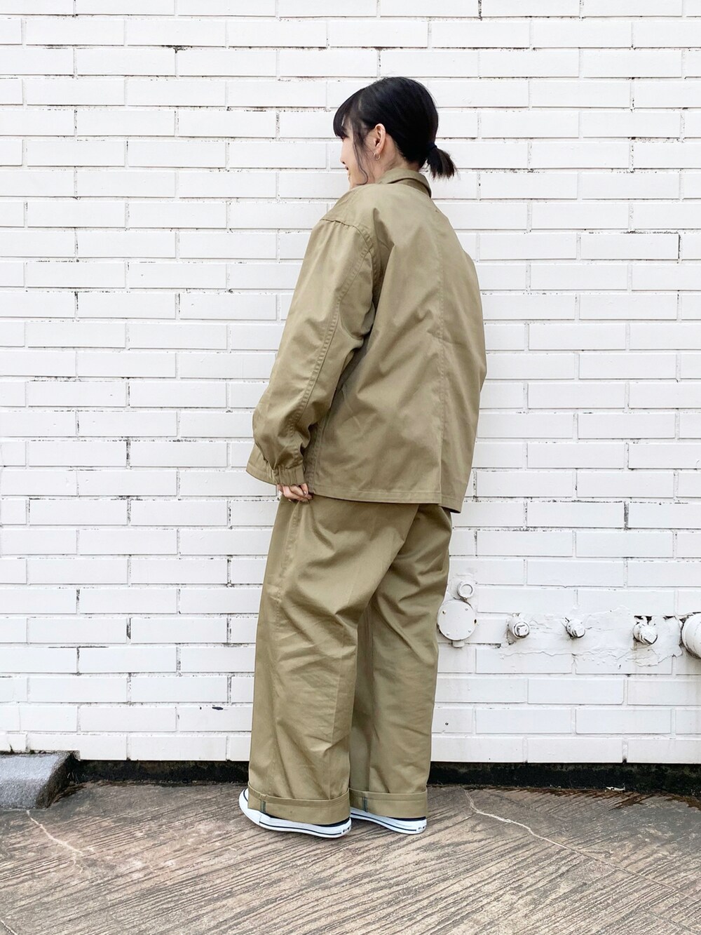 ベージュ系のその他パンツ、ベージュ系のカバーオールを着用したレディースの冬コーディネートの3枚目の写真