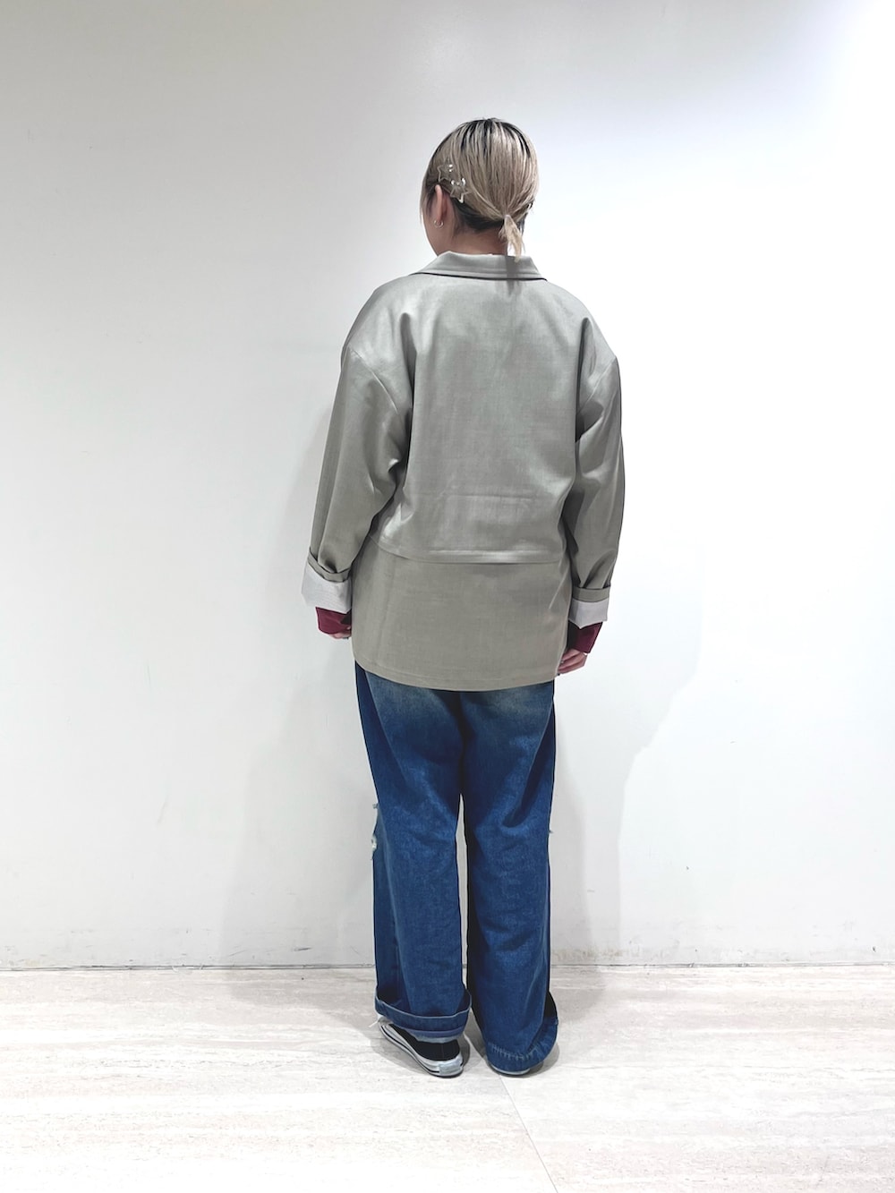 レッド系のTシャツ/カットソー、グレー系のその他アウター、ブルー系のデニムパンツを着用したレディースの冬コーディネートの3枚目の写真