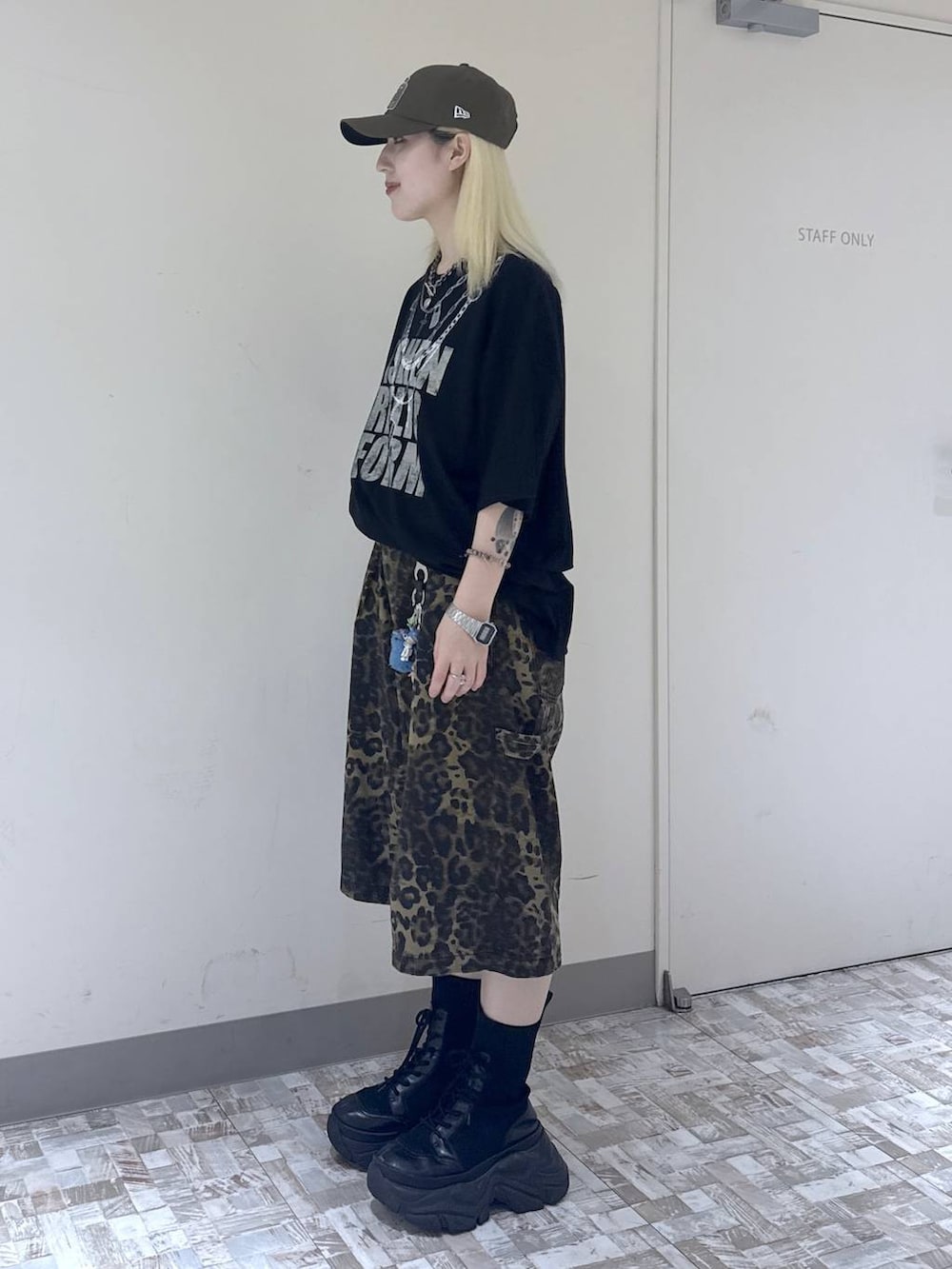 ブラック系のTシャツ/カットソー、ブラック系のブーツ、その他のデニムパンツを着用したレディースの夏コーディネートの4枚目の写真