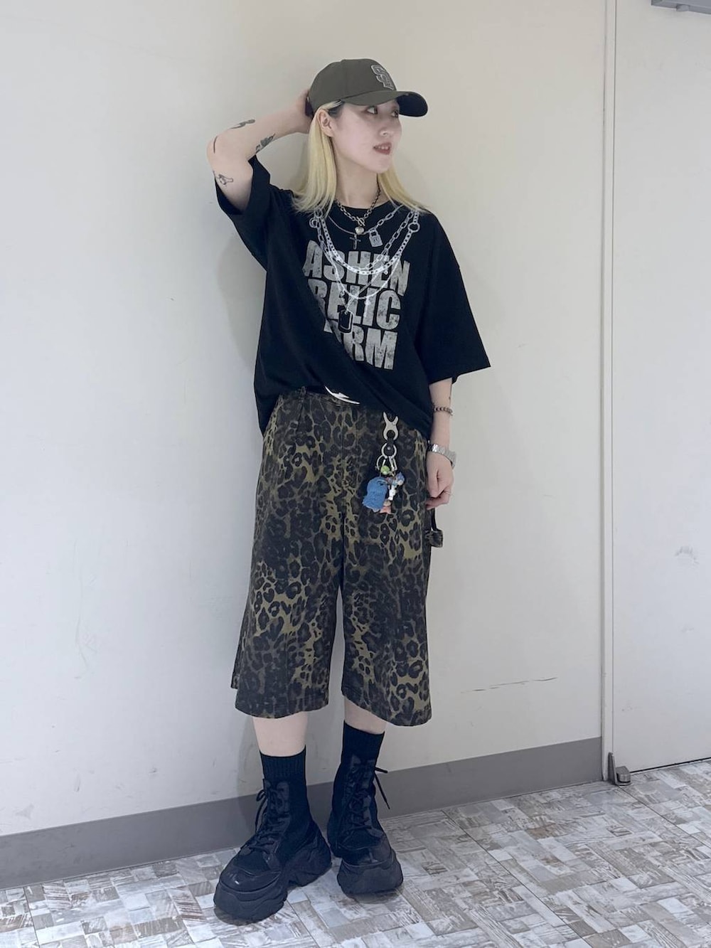 ブラック系のTシャツ/カットソー、ブラック系のブーツ、その他のデニムパンツを着用したレディースの夏コーディネートの6枚目の写真
