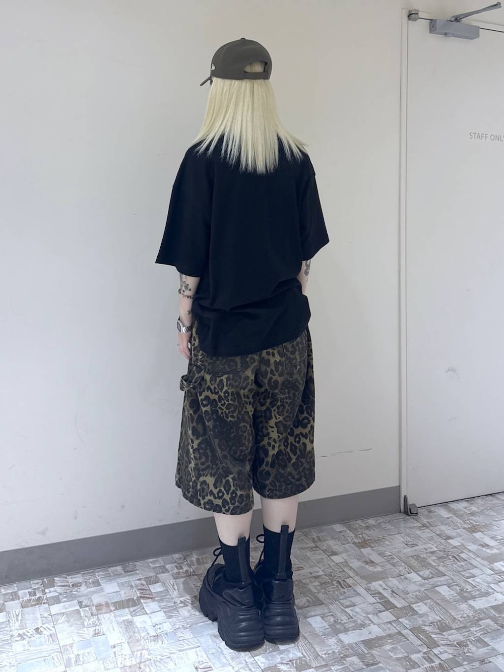 ブラック系のTシャツ/カットソー、ブラック系のブーツ、その他のデニムパンツを着用したレディースの夏コーディネートの5枚目の写真