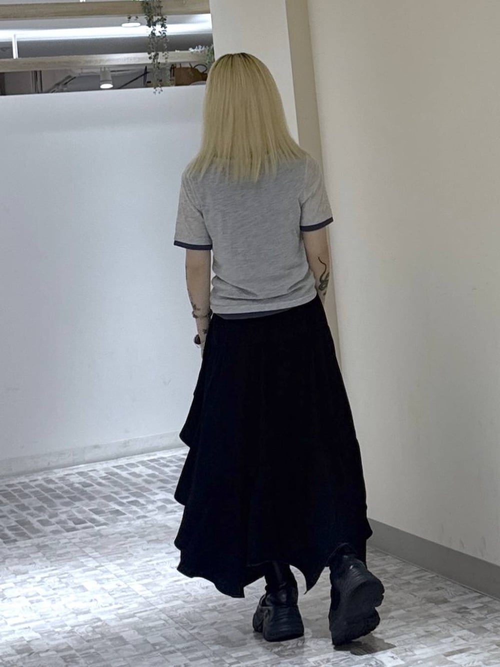 ブラック系のブーツ、ブラック系のキャミソール、ブラック系のスカートを着用したレディースの夏コーディネートの4枚目の写真
