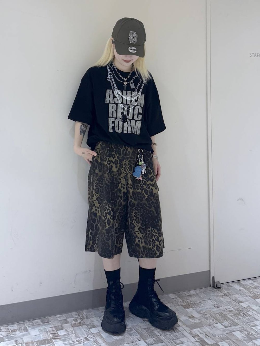 ブラック系のTシャツ/カットソー、ブラック系のブーツ、その他のデニムパンツを着用したレディースの夏コーディネートの2枚目の写真