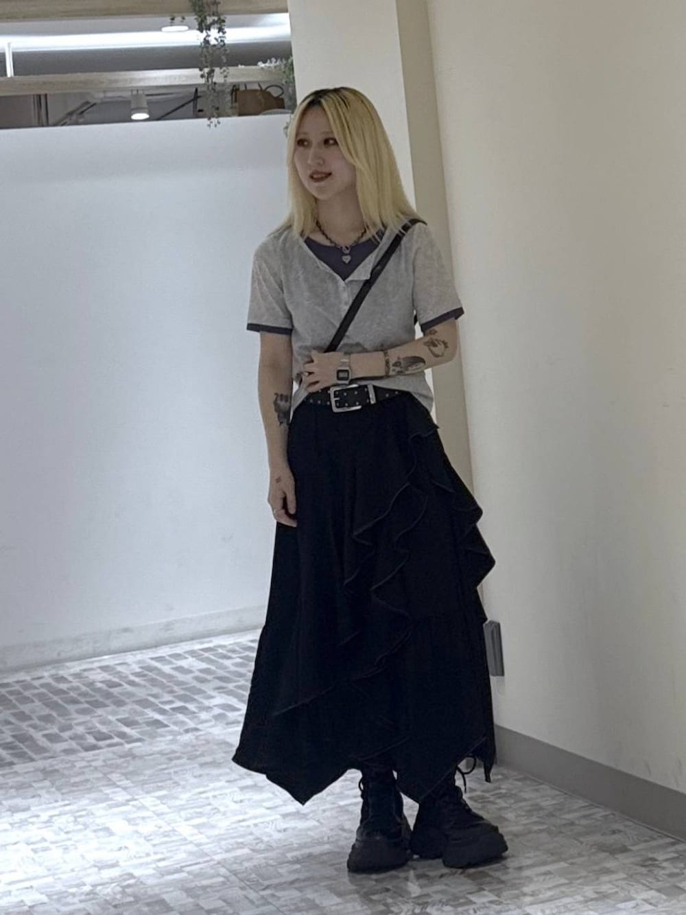ブラック系のブーツ、ブラック系のキャミソール、ブラック系のスカートを着用したレディースの夏コーディネートの6枚目の写真
