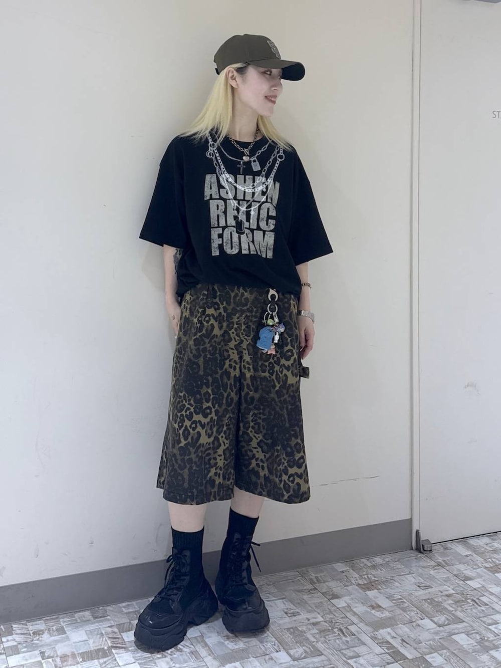 ブラック系のTシャツ/カットソー、ブラック系のブーツ、その他のデニムパンツを着用したレディースの夏コーディネートの3枚目の写真