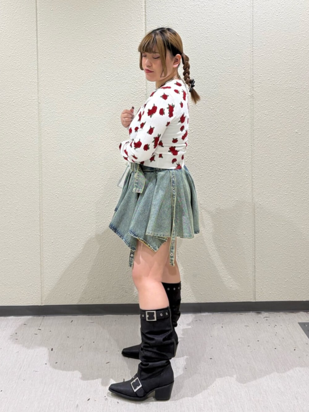 シルバー系のハンドバッグ、ホワイト系のカーディガン/ボレロ、ブルー系のデニムスカートを着用したレディースの春コーディネートの4枚目の写真