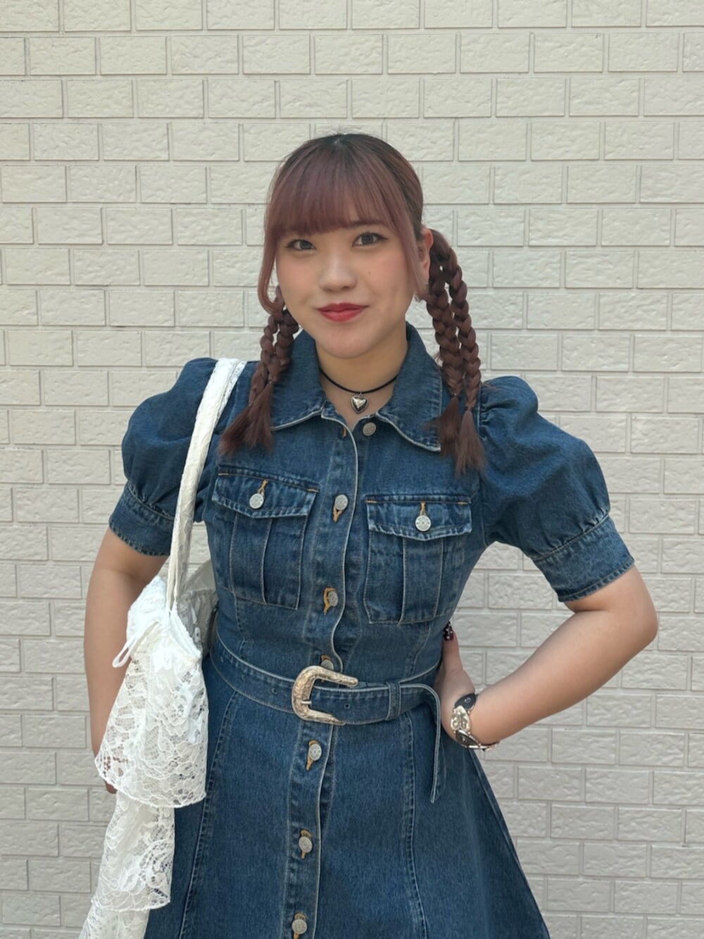 ブルー系のワンピース、ホワイト系のトートバッグ、ホワイト系のその他パンツを着用したレディースの春コーディネートの4枚目の写真