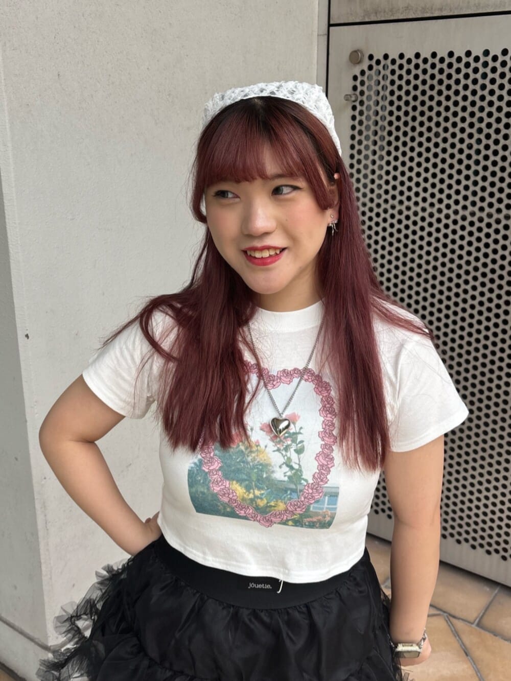 ブラック系のスカート、ホワイト系のTシャツ/カットソー、ホワイト系のバンダナ/スカーフを着用したレディースの秋コーディネートの5枚目の写真