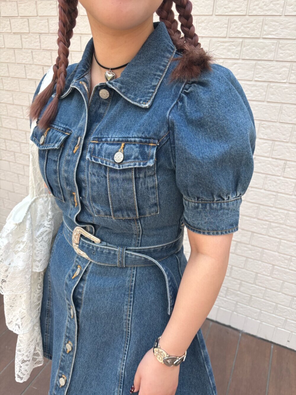 ブルー系のワンピース、ホワイト系のトートバッグ、ホワイト系のその他パンツを着用したレディースの春コーディネートの6枚目の写真