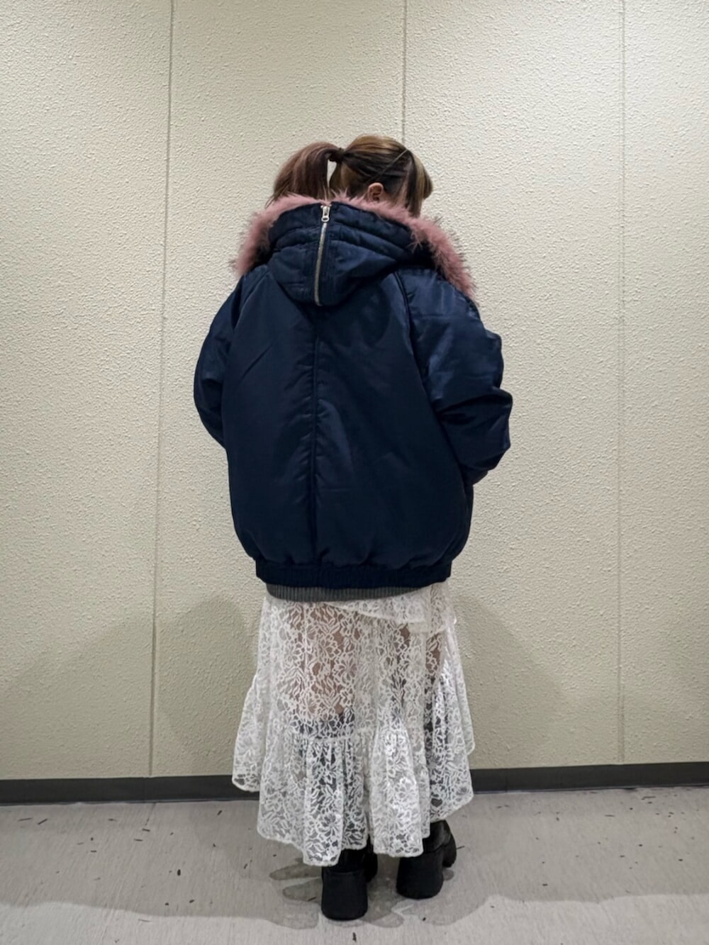 ホワイト系のスカート、ブルー系のブルゾン、グレー系のニット/セーターを着用したレディースの冬コーディネートの3枚目の写真