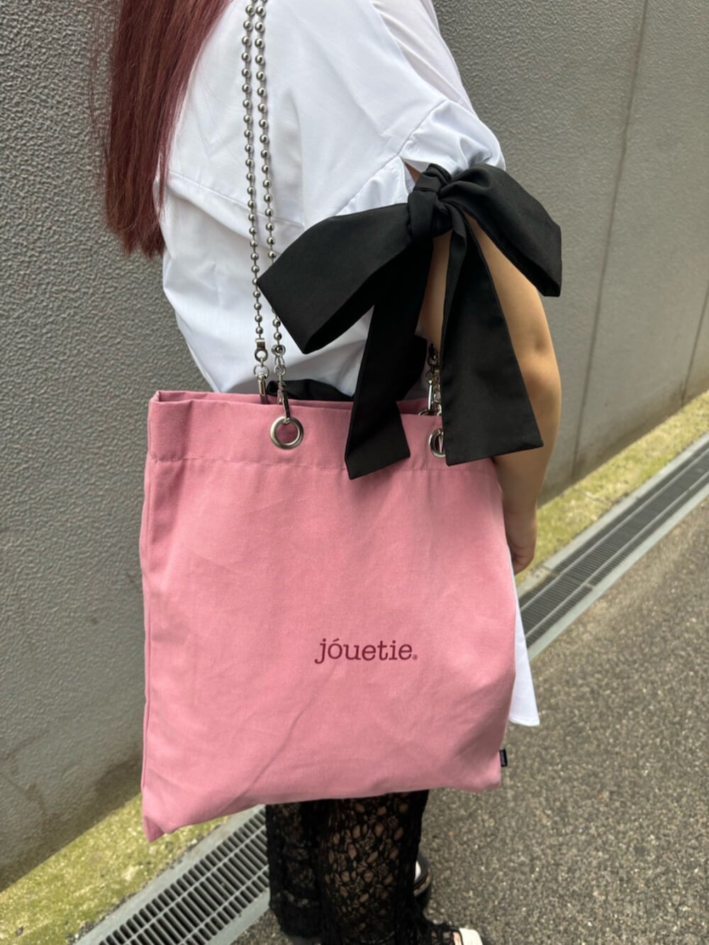 ホワイト系のシャツ/ブラウス、ピンク系のトートバッグ、ブラック系のその他パンツを着用したレディースの秋コーディネートの6枚目の写真