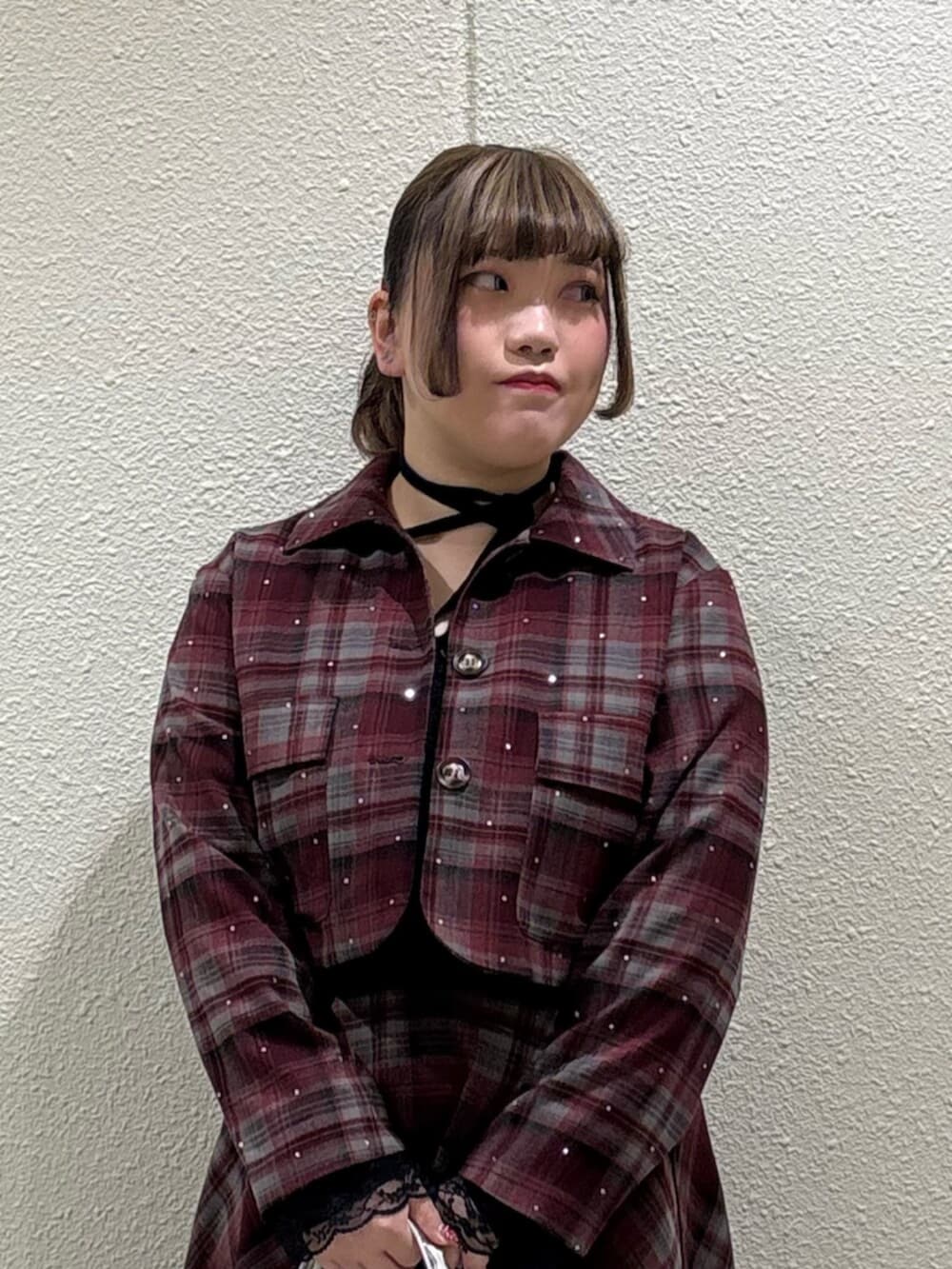 ブラック系のブーツ、レッド系のテーラードジャケット、レッド系のスカートを着用したレディースの冬コーディネートの4枚目の写真