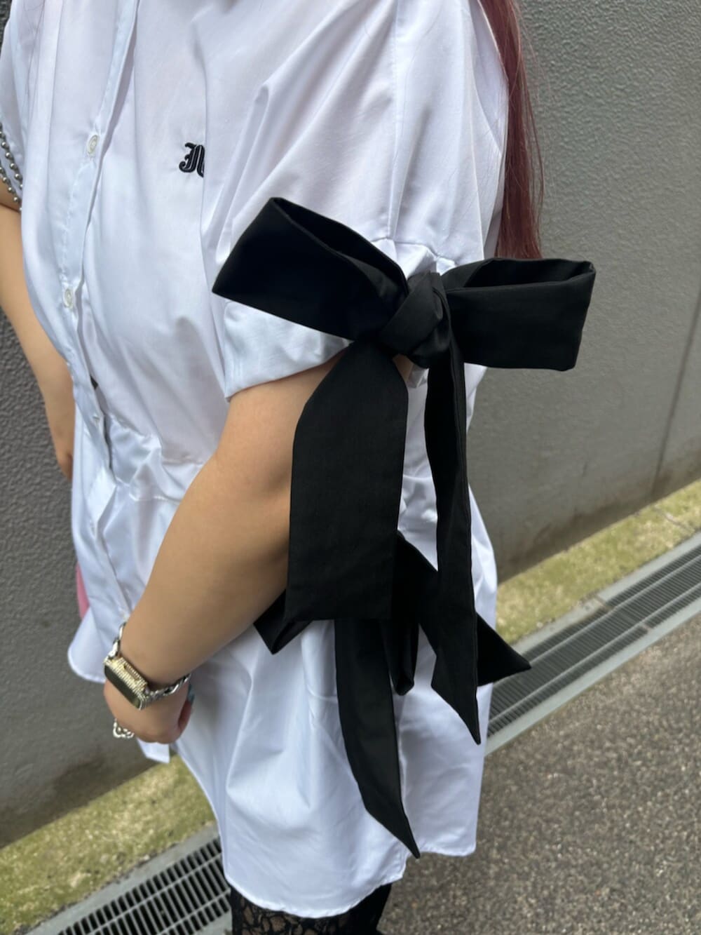 ホワイト系のシャツ/ブラウス、ピンク系のトートバッグ、ブラック系のその他パンツを着用したレディースの秋コーディネートの5枚目の写真