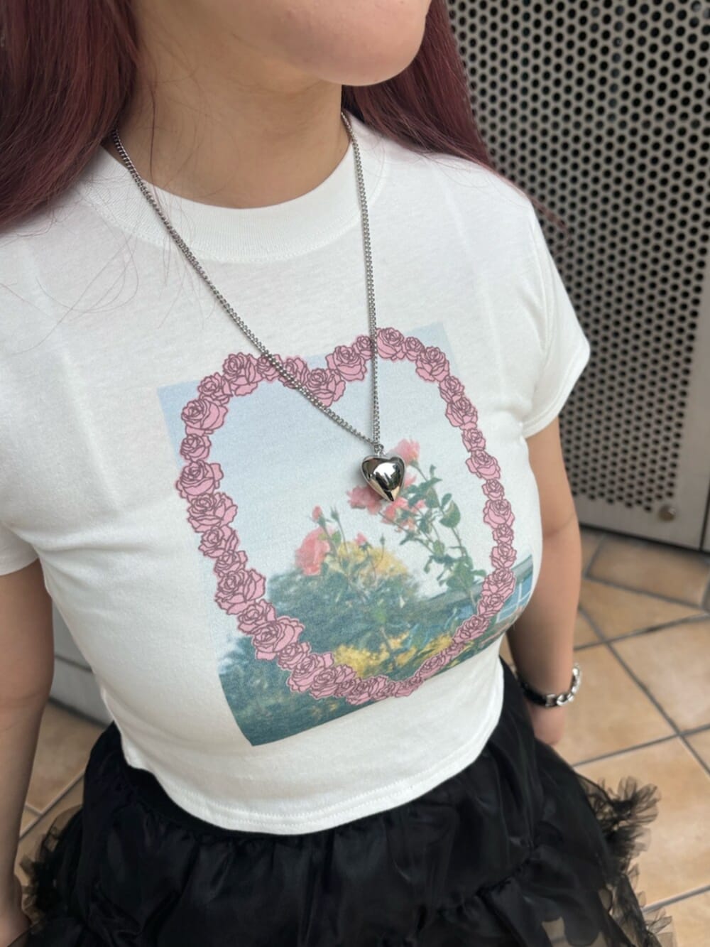 ブラック系のスカート、ホワイト系のTシャツ/カットソー、ホワイト系のバンダナ/スカーフを着用したレディースの秋コーディネートの6枚目の写真