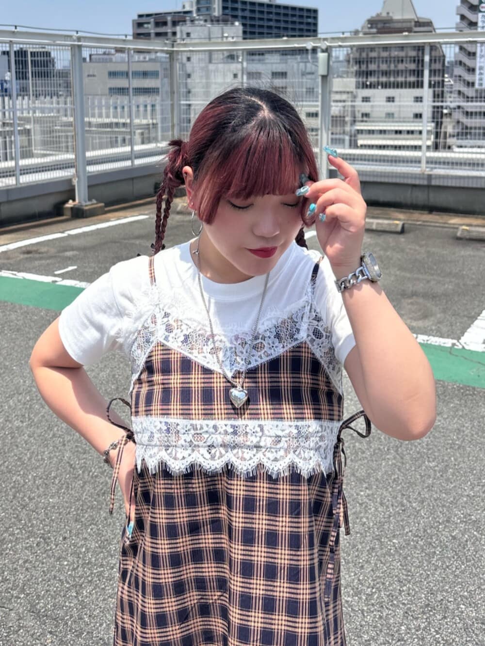 ホワイト系のTシャツ/カットソー、ブルー系のワンピースを着用したレディースの秋コーディネートの5枚目の写真