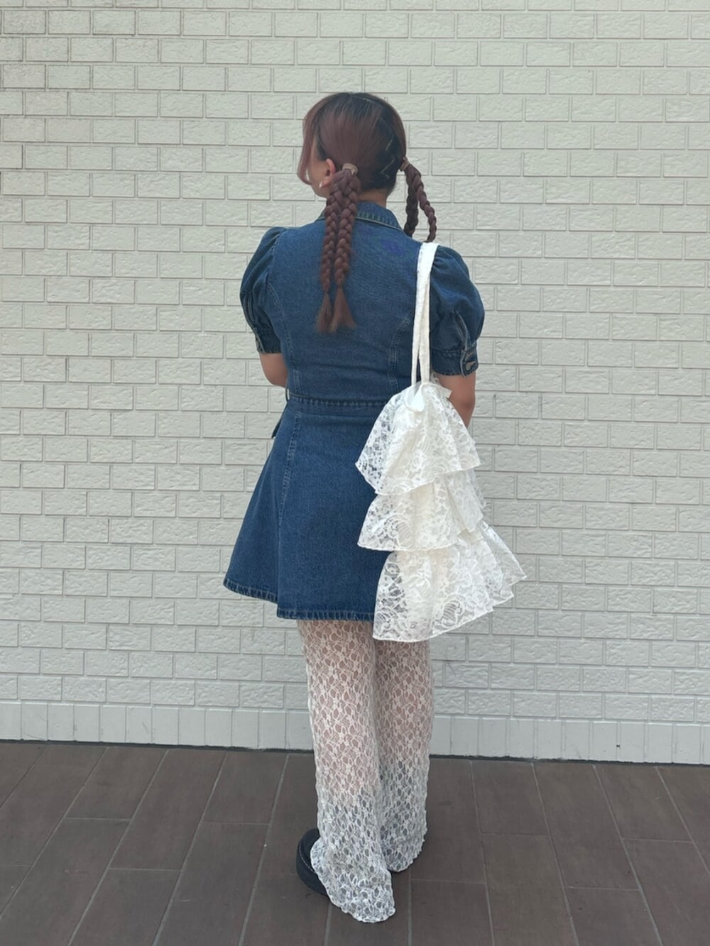 ブルー系のワンピース、ホワイト系のトートバッグ、ホワイト系のその他パンツを着用したレディースの春コーディネートの3枚目の写真