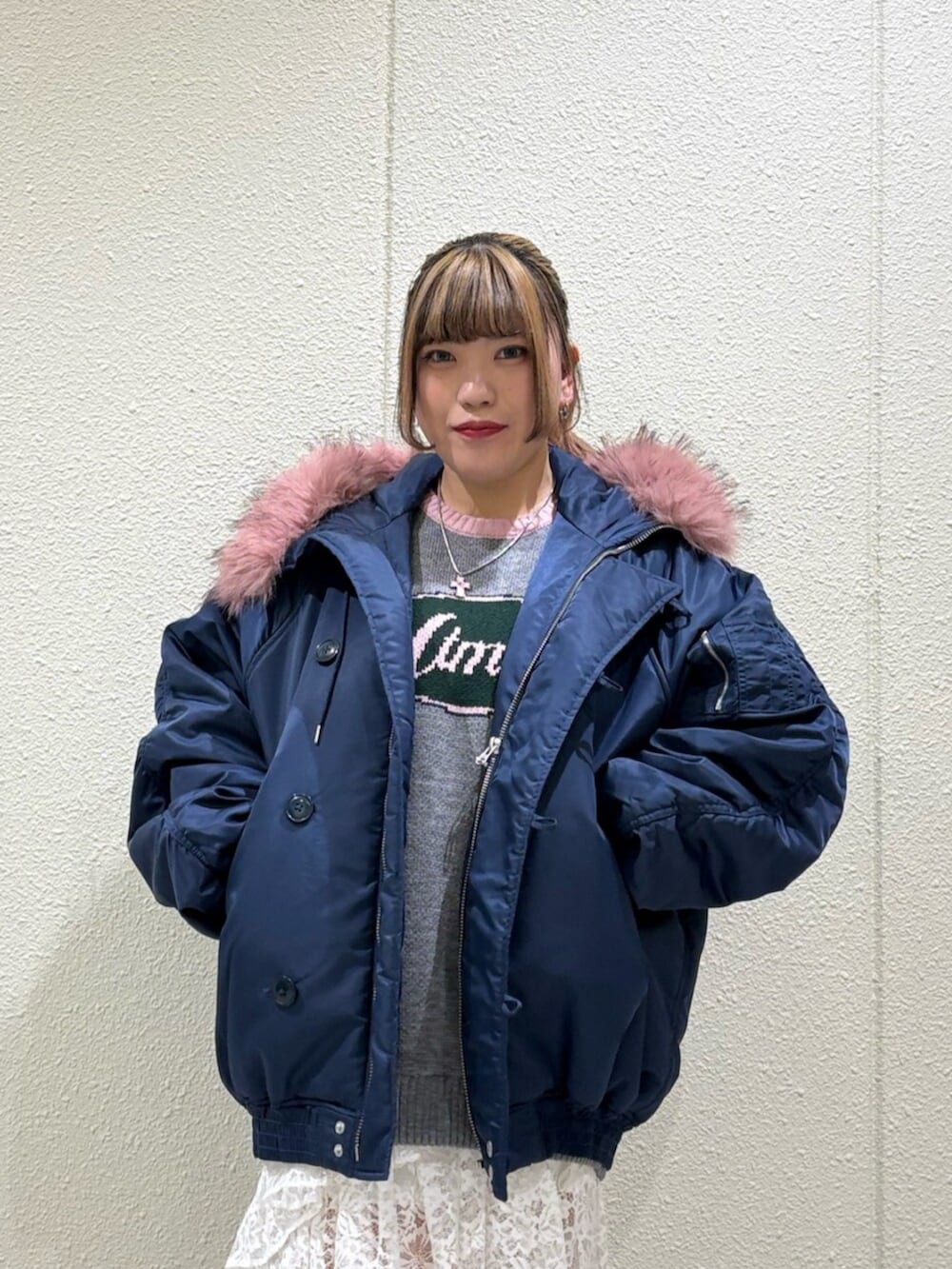 ホワイト系のスカート、ブルー系のブルゾン、グレー系のニット/セーターを着用したレディースの冬コーディネートの5枚目の写真