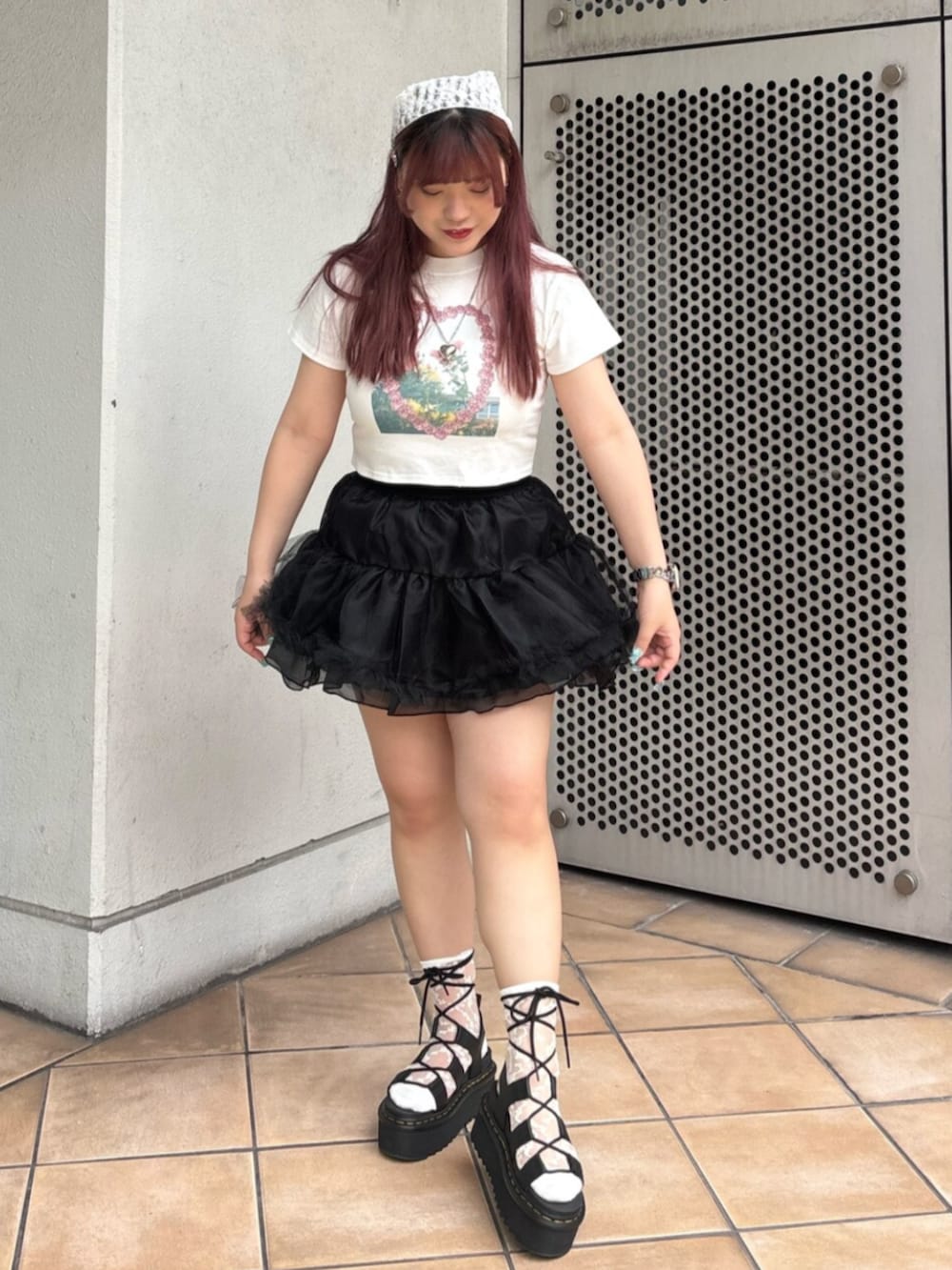 ブラック系のスカート、ホワイト系のTシャツ/カットソー、ホワイト系のバンダナ/スカーフを着用したレディースの秋コーディネートの2枚目の写真