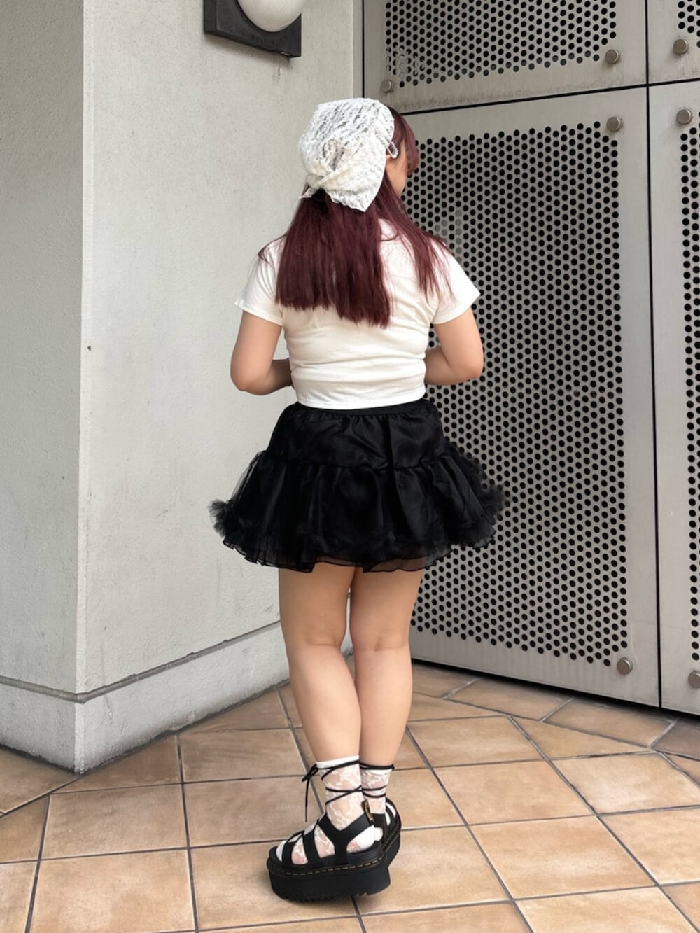 ブラック系のスカート、ホワイト系のTシャツ/カットソー、ホワイト系のバンダナ/スカーフを着用したレディースの秋コーディネートの4枚目の写真