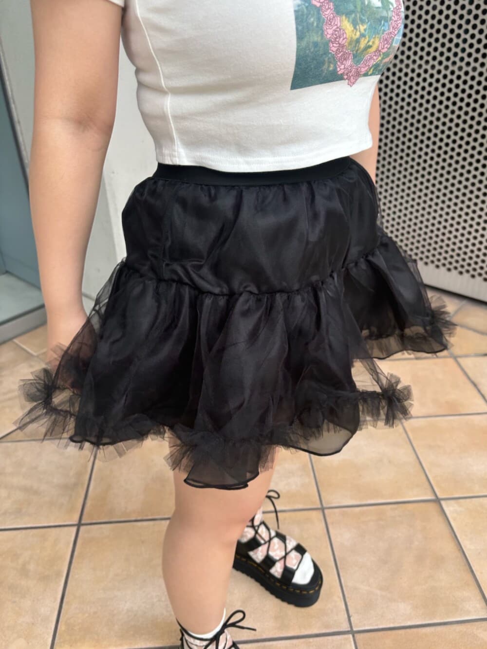 ブラック系のスカート、ホワイト系のTシャツ/カットソー、ホワイト系のバンダナ/スカーフを着用したレディースの秋コーディネートの7枚目の写真