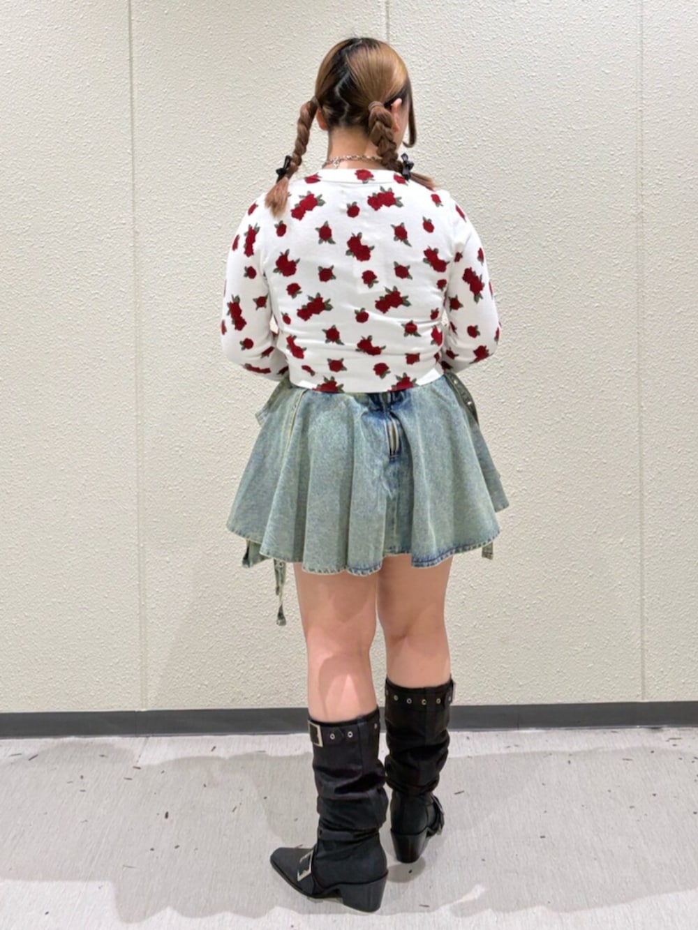 シルバー系のハンドバッグ、ホワイト系のカーディガン/ボレロ、ブルー系のデニムスカートを着用したレディースの春コーディネートの3枚目の写真