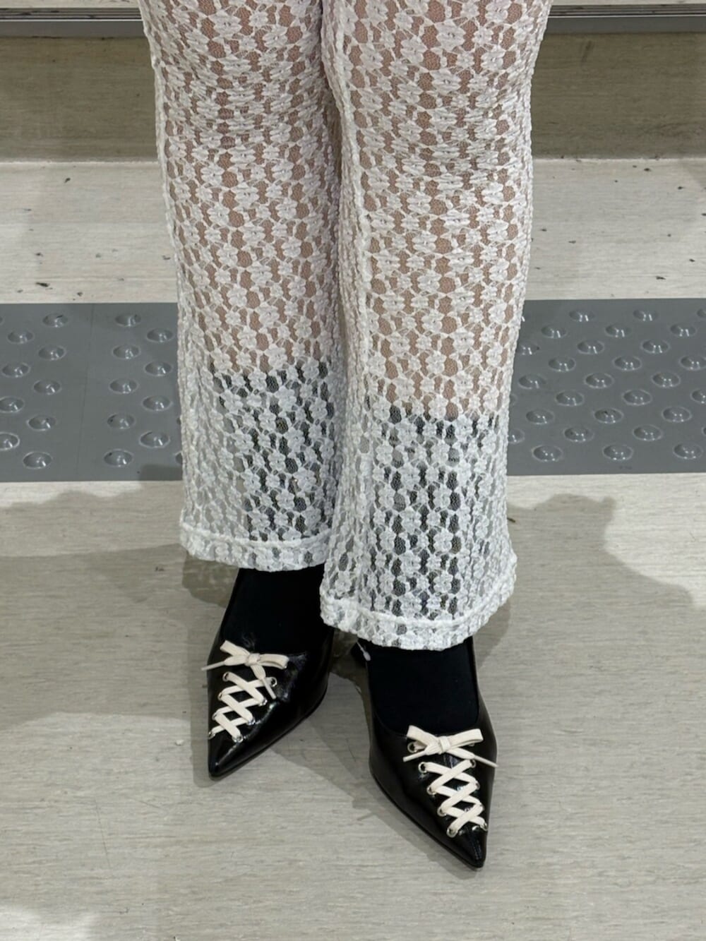 ブラック系のワンピース、ピンク系のTシャツ/カットソー、ホワイト系のその他パンツを着用したレディースの秋コーディネートの6枚目の写真