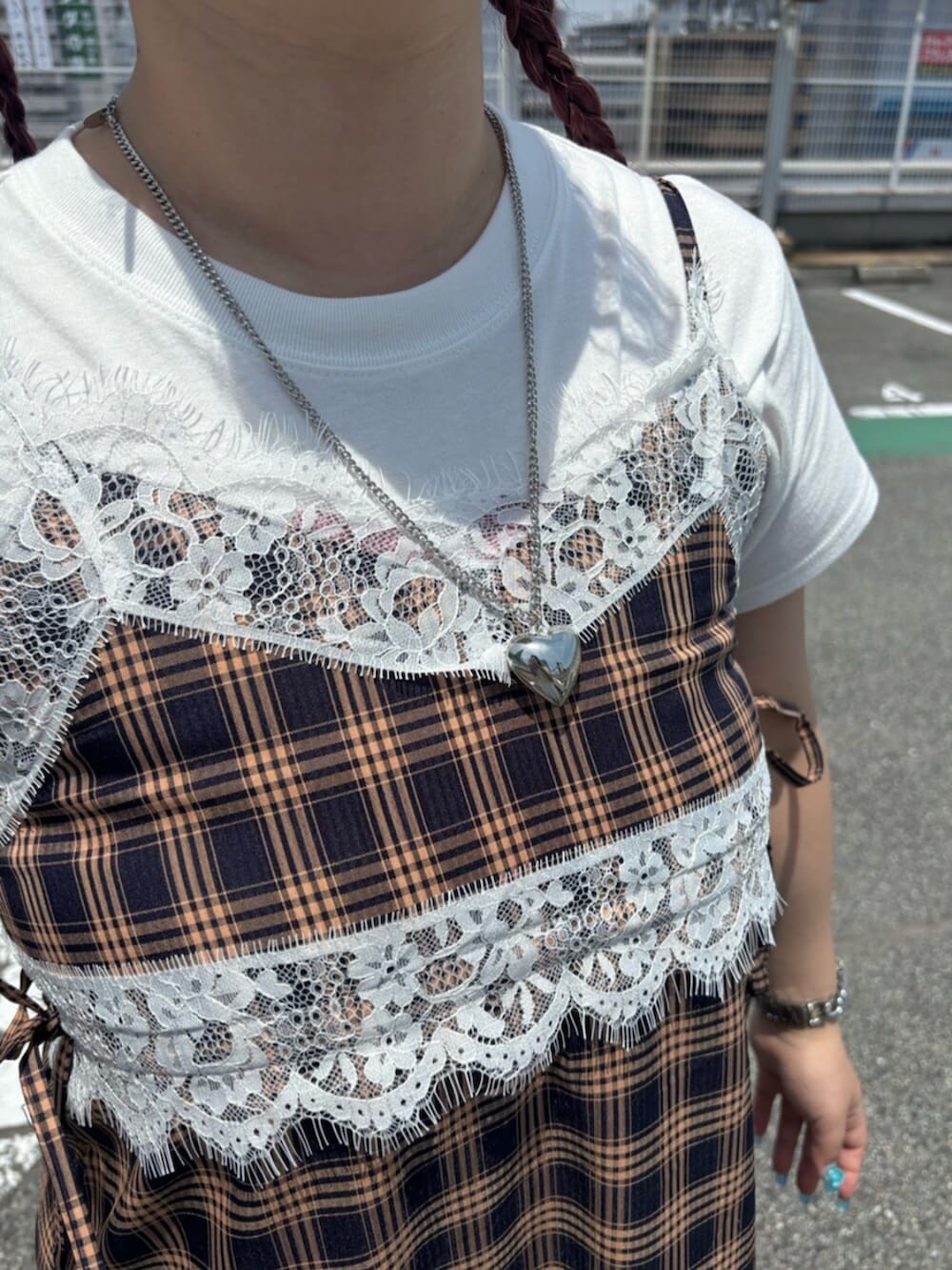 ホワイト系のTシャツ/カットソー、ブルー系のワンピースを着用したレディースの秋コーディネートの7枚目の写真