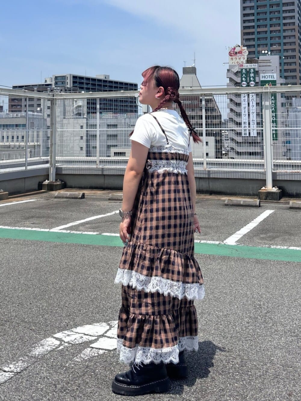 ホワイト系のTシャツ/カットソー、ブルー系のワンピースを着用したレディースの秋コーディネートの3枚目の写真