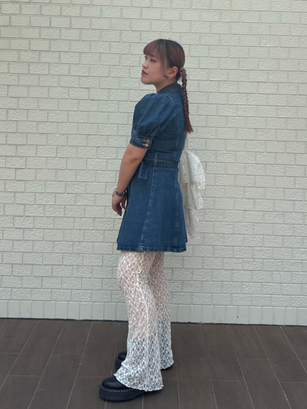 ブルー系のワンピース、ホワイト系のトートバッグ、ホワイト系のその他パンツを着用したレディースの春コーディネートの2枚目の写真