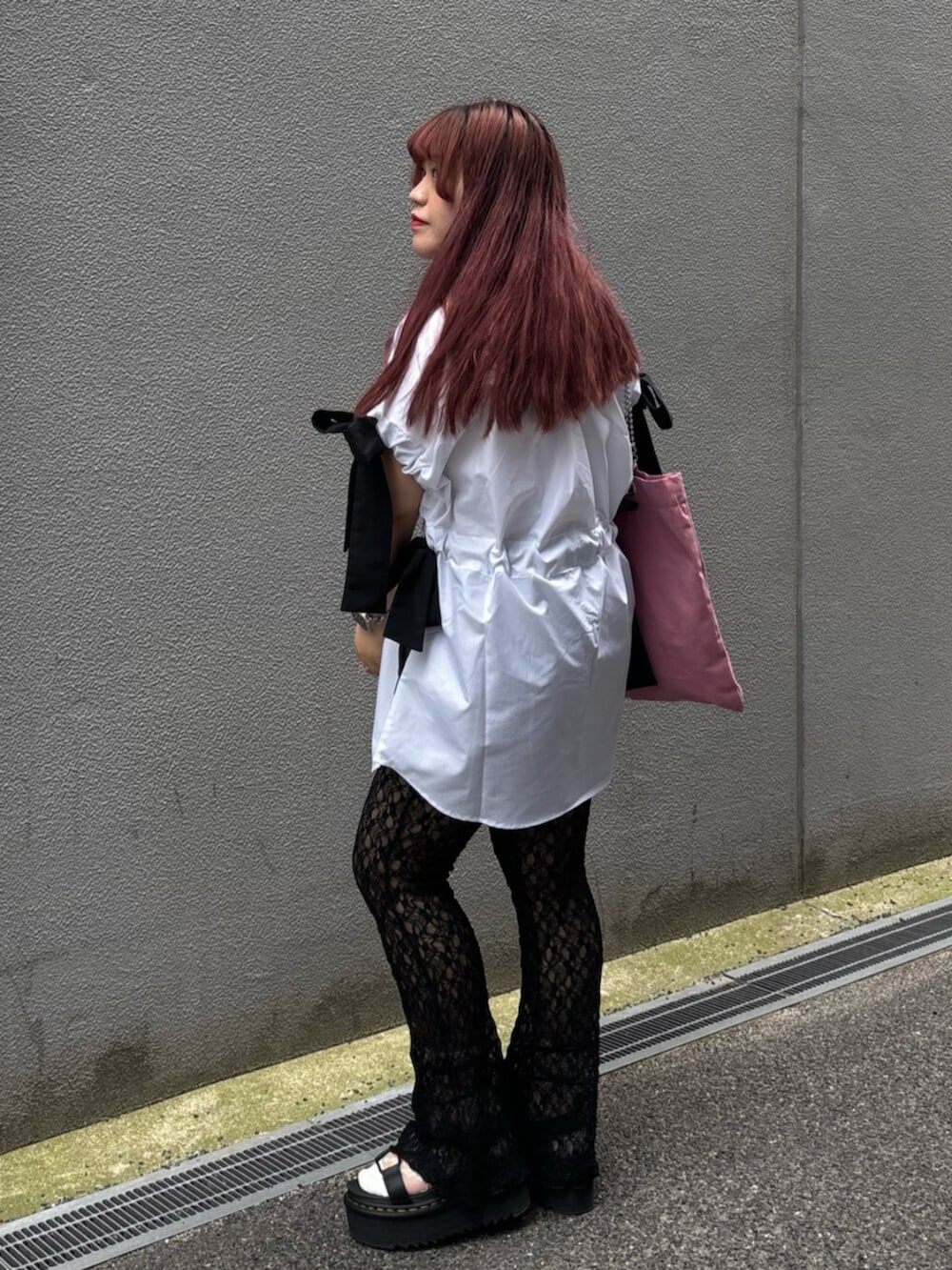 ホワイト系のシャツ/ブラウス、ピンク系のトートバッグ、ブラック系のその他パンツを着用したレディースの秋コーディネートの2枚目の写真