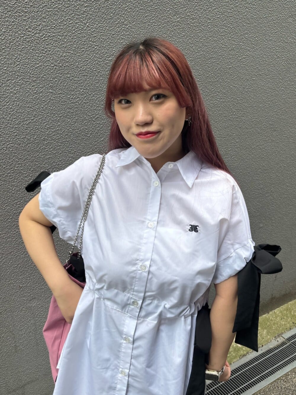 ホワイト系のシャツ/ブラウス、ピンク系のトートバッグ、ブラック系のその他パンツを着用したレディースの秋コーディネートの4枚目の写真