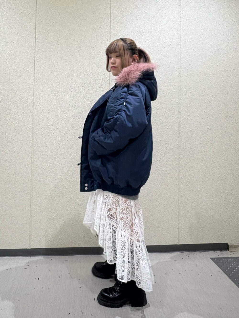 ホワイト系のスカート、ブルー系のブルゾン、グレー系のニット/セーターを着用したレディースの冬コーディネートの2枚目の写真