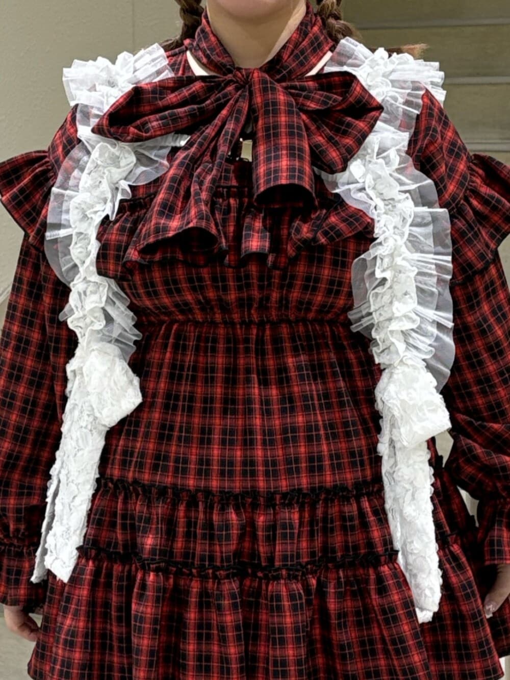 ブラック系のブーツ、レッド系のワンピース、ブラック系のボストンバッグを着用したレディースの冬コーディネートの6枚目の写真