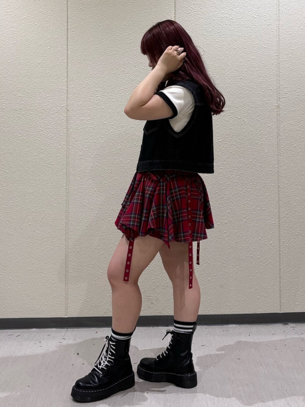 ブラック系のワンピース、ホワイト系のTシャツ/カットソー、レッド系のスカートを着用したレディースの夏コーディネートの3枚目の写真