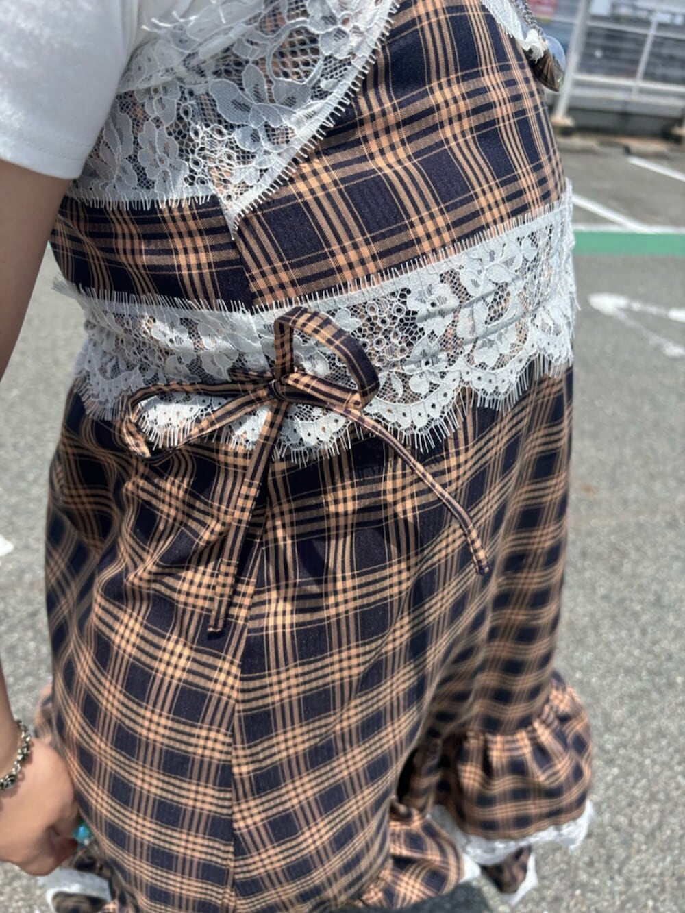 ホワイト系のTシャツ/カットソー、ブルー系のワンピースを着用したレディースの秋コーディネートの6枚目の写真