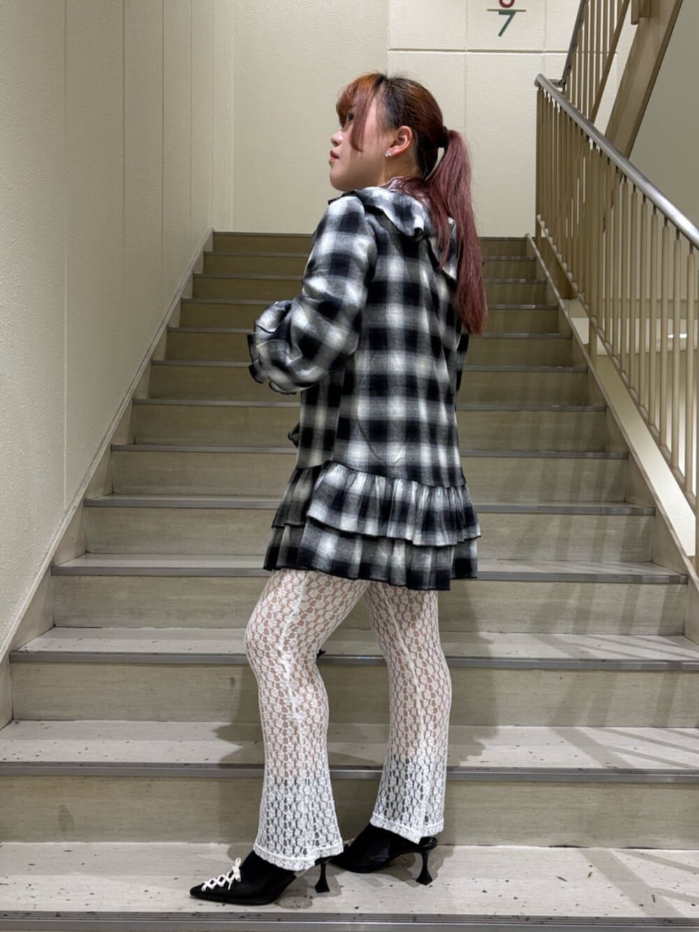 ブラック系のワンピース、ピンク系のTシャツ/カットソー、ホワイト系のその他パンツを着用したレディースの秋コーディネートの2枚目の写真