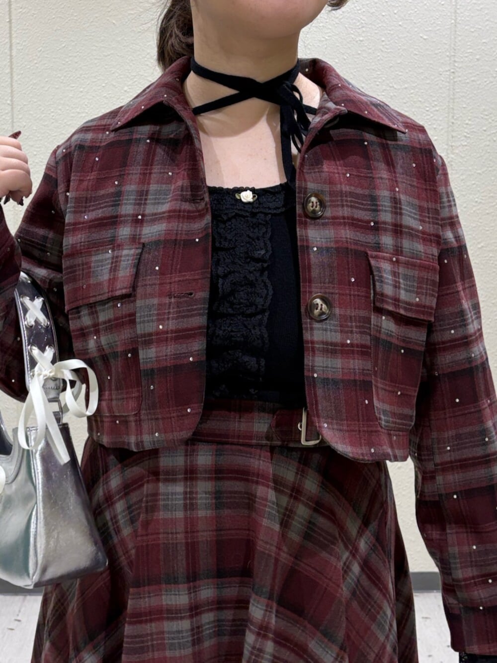 ブラック系のブーツ、レッド系のテーラードジャケット、レッド系のスカートを着用したレディースの冬コーディネートの5枚目の写真