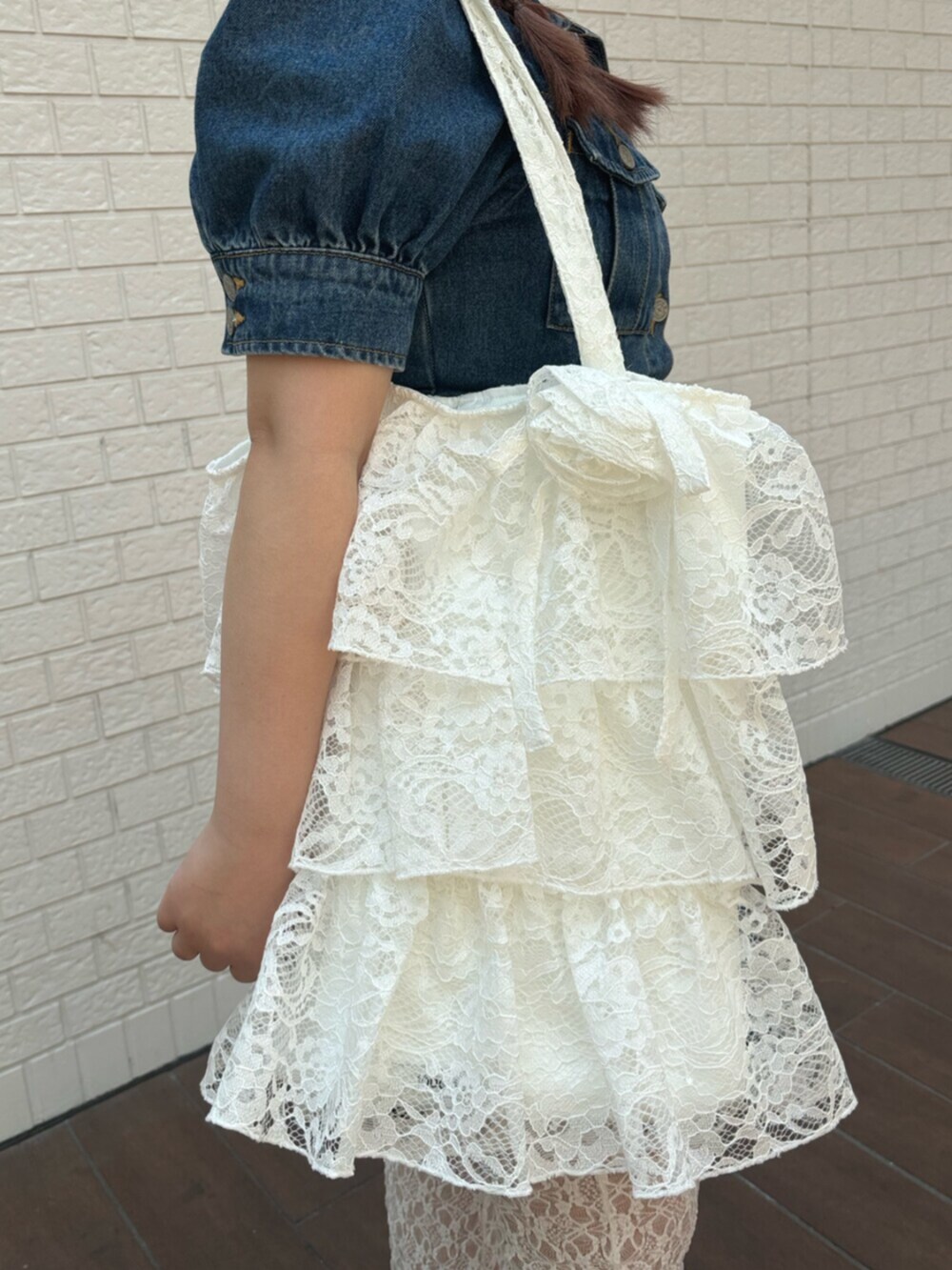 ブルー系のワンピース、ホワイト系のトートバッグ、ホワイト系のその他パンツを着用したレディースの春コーディネートの5枚目の写真