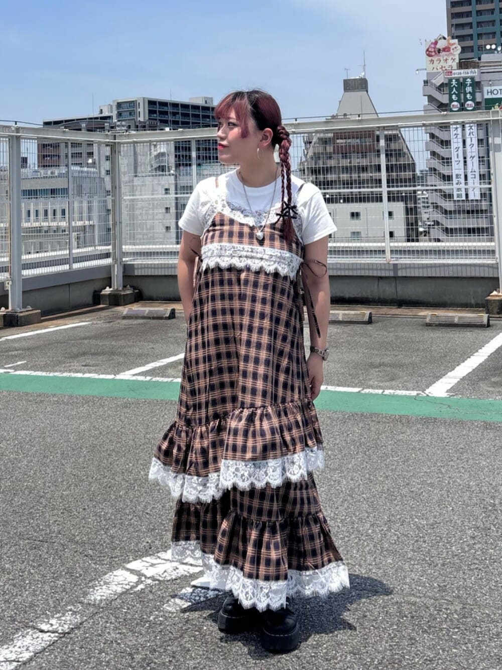 ホワイト系のTシャツ/カットソー、ブルー系のワンピースを着用したレディースの秋コーディネートの2枚目の写真