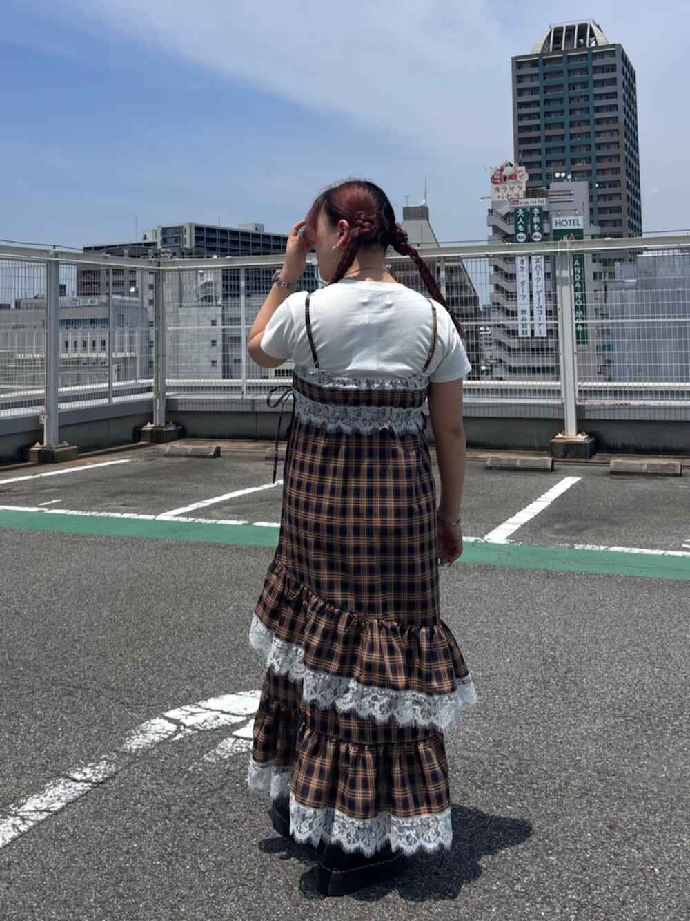 ホワイト系のTシャツ/カットソー、ブルー系のワンピースを着用したレディースの秋コーディネートの4枚目の写真