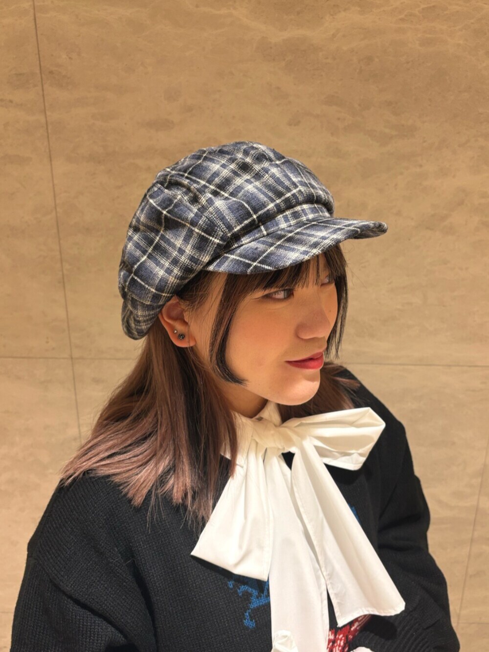 ブラック系のニット/セーター、ピンク系のショルダーバッグ、ブラウン系のブーツを着用したレディースの秋コーディネートの7枚目の写真