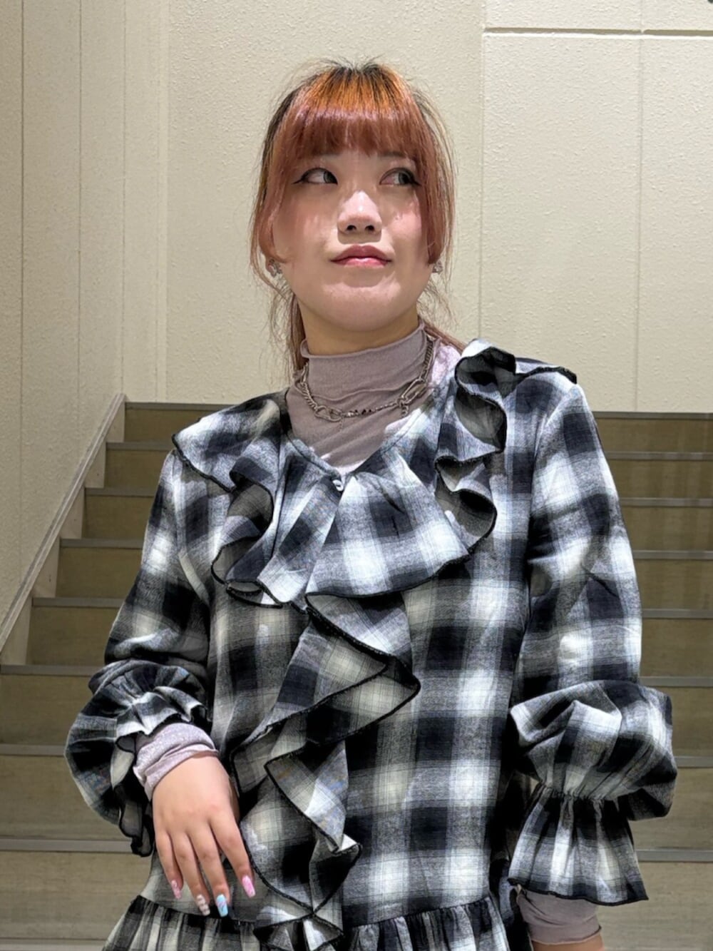 ブラック系のワンピース、ピンク系のTシャツ/カットソー、ホワイト系のその他パンツを着用したレディースの秋コーディネートの4枚目の写真