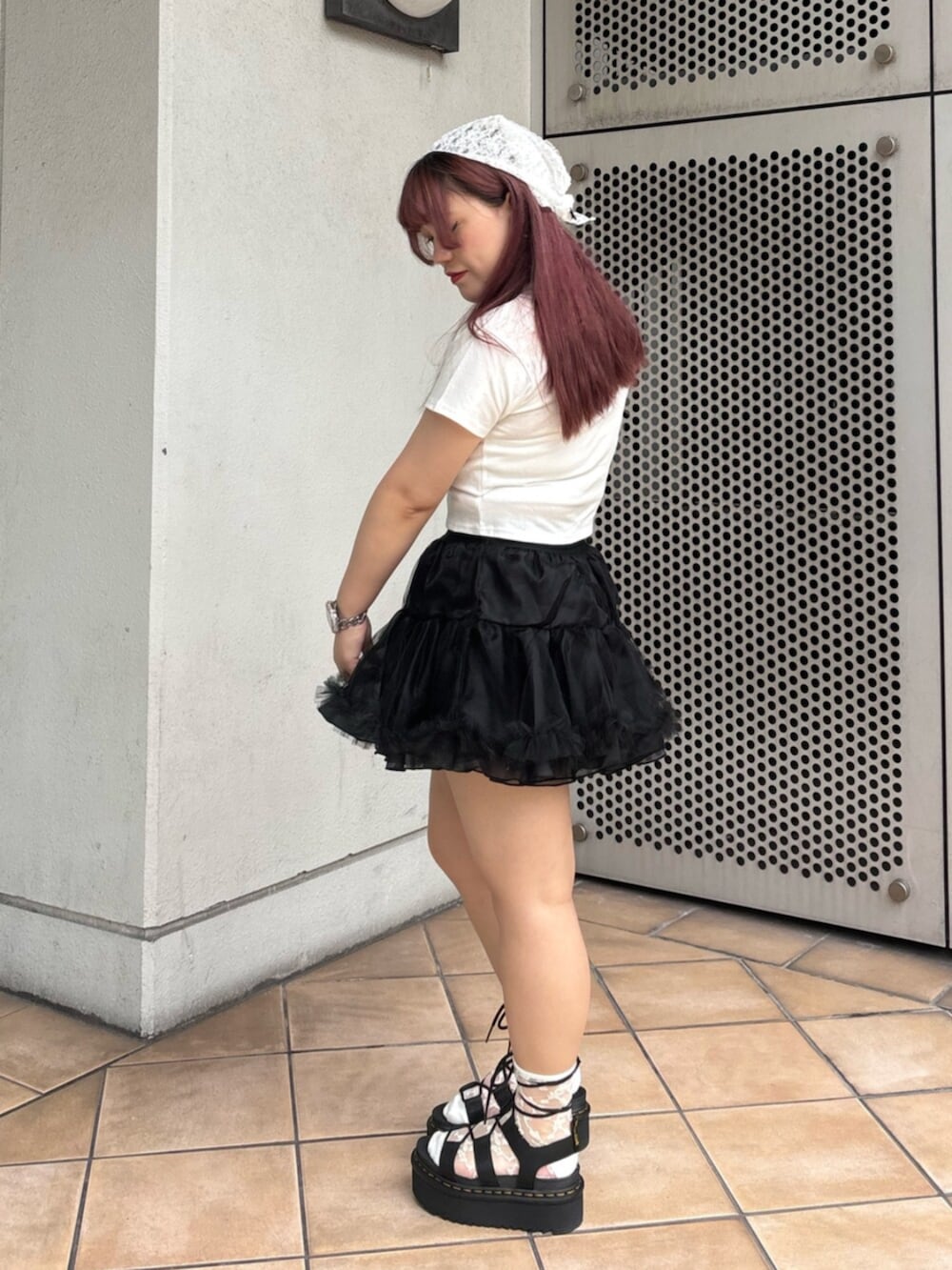 ブラック系のスカート、ホワイト系のTシャツ/カットソー、ホワイト系のバンダナ/スカーフを着用したレディースの秋コーディネートの3枚目の写真