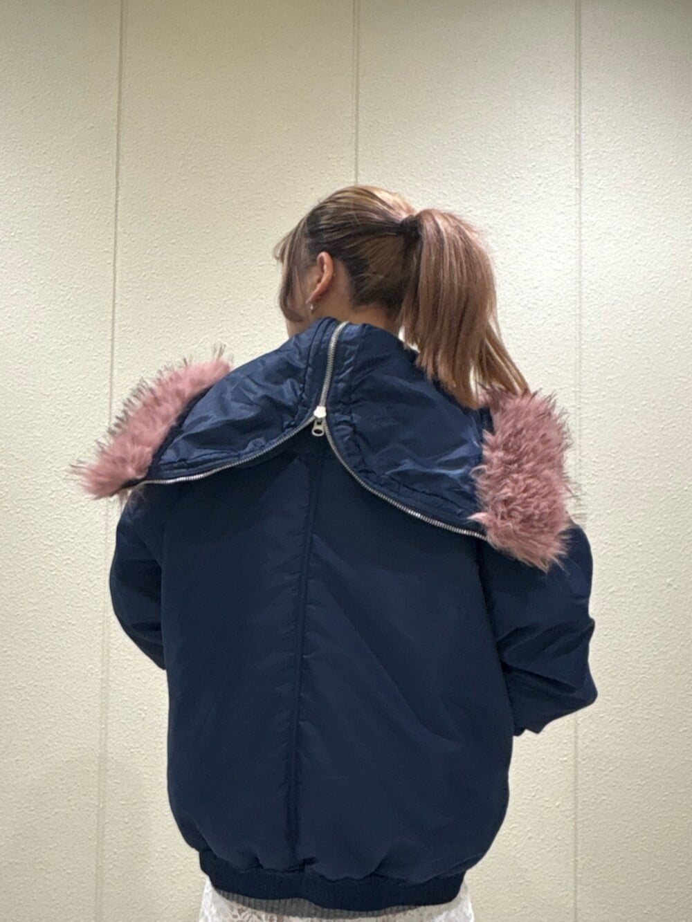 ホワイト系のスカート、ブルー系のブルゾン、グレー系のニット/セーターを着用したレディースの冬コーディネートの4枚目の写真